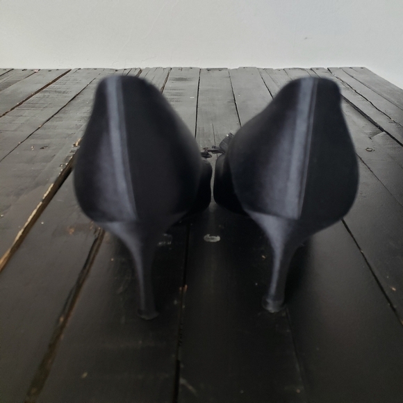 Stuart Weitzman Women's 9 Black Satin Pumps Heels Ribbon Bow Toe FLAWED - Picture 7 of 12
